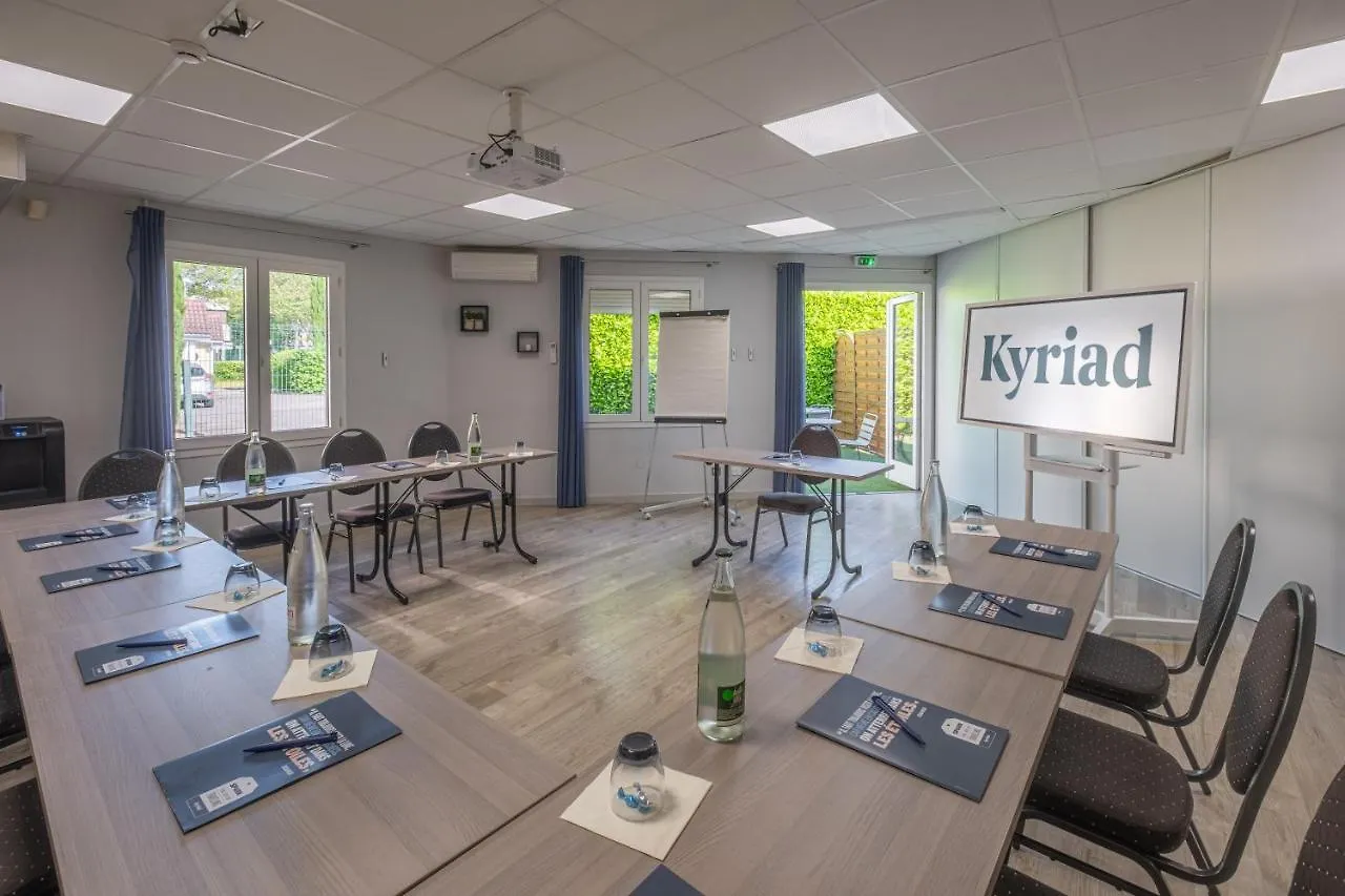 Kyriad Lyon Est - Bron Eurexpo Le Cottage Hotel